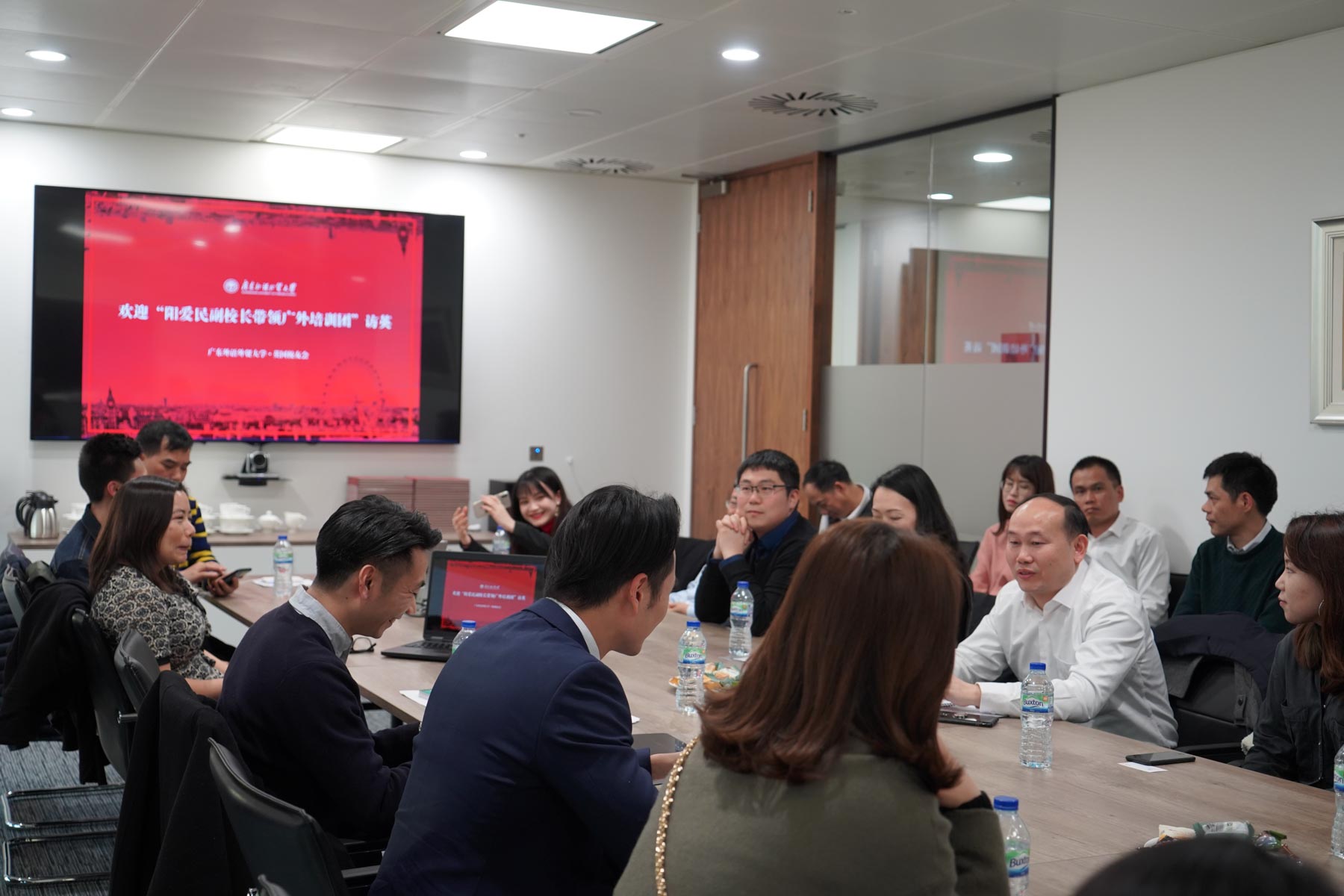 2019年2月，广东外语外贸大学阳爱民副校长带领广外领导一行25人访问学习团到访英国。期间，在2月15日，阳爱民副校长访问团与我们广外英国校友会在“招商银行伦敦分行总部”，Walkie-Talkie大楼会议室展开了座谈会。